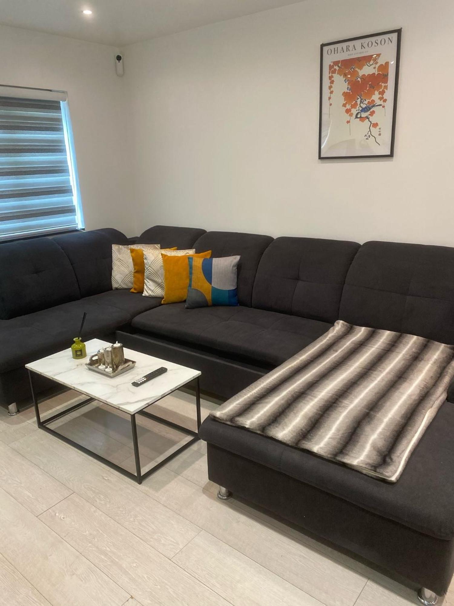 Vibrant 3br Tottenham Home, Private Garden Wifi Parking Free On Request * Londres
