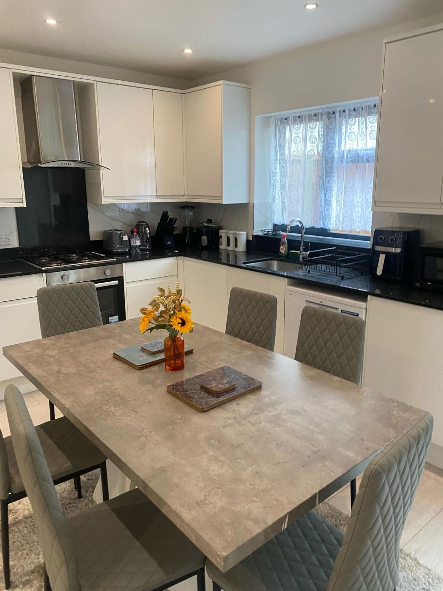 Apartamento Vibrant 3br Tottenham Home, Private Garden Wifi Parking Free On Request *