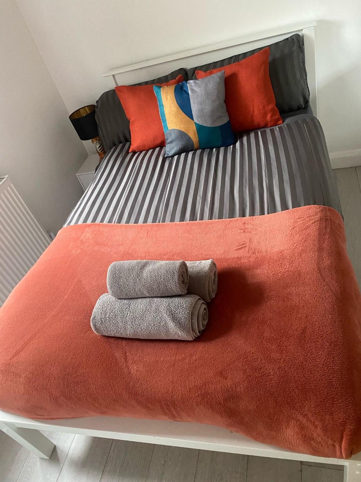 Vibrant 3br Tottenham Home, Private Garden Wifi Parking Free On Request Apartamento Londres